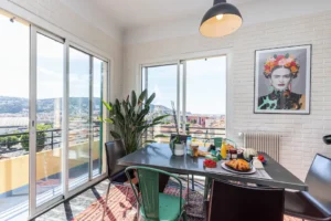 table de petit déjeuner avec le soleil frais du matin entrant dans la maison