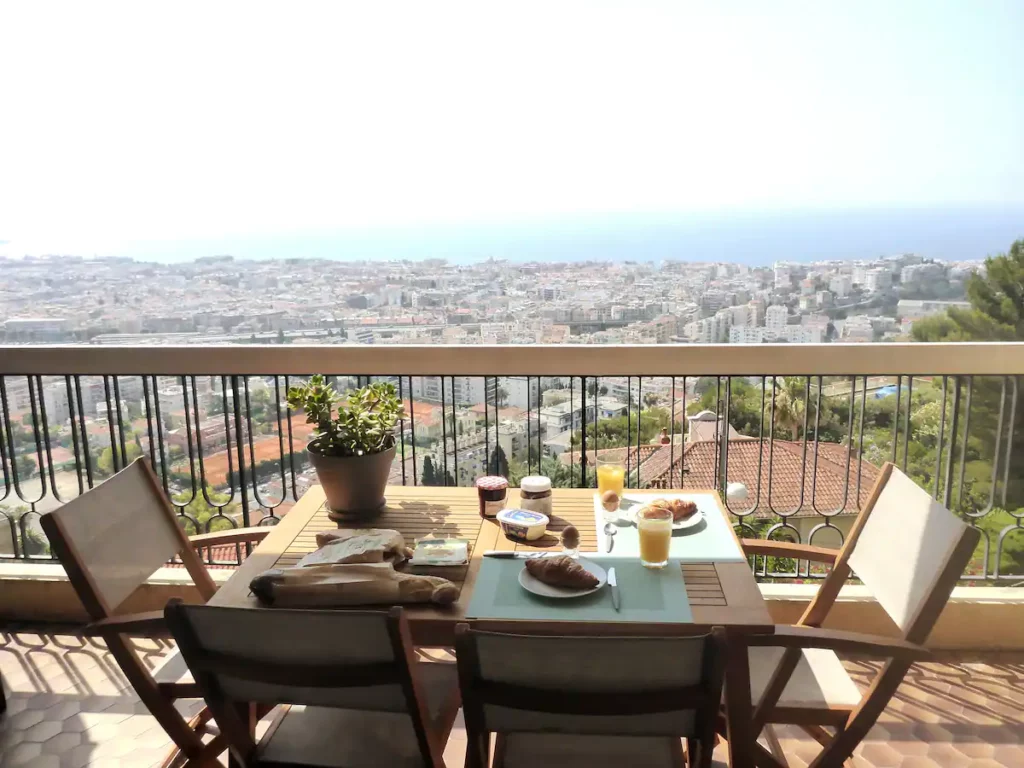 table de petit déjeuner face à la vue