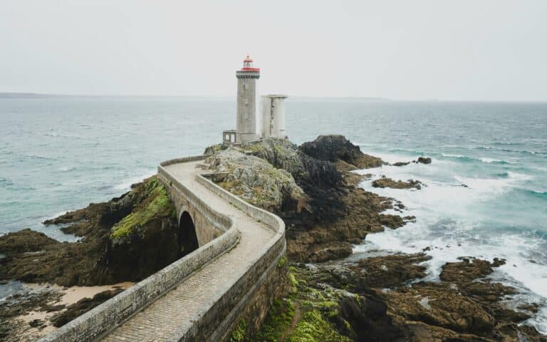 Plouzané, Bretagne, France Phare Blanc Sur La Côte Rocheuse Brune